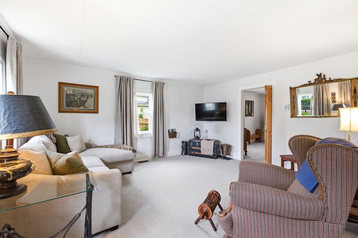 Rail-side Cottage • Walk To Train • 7 Min To Lake - Michigan City, IN
