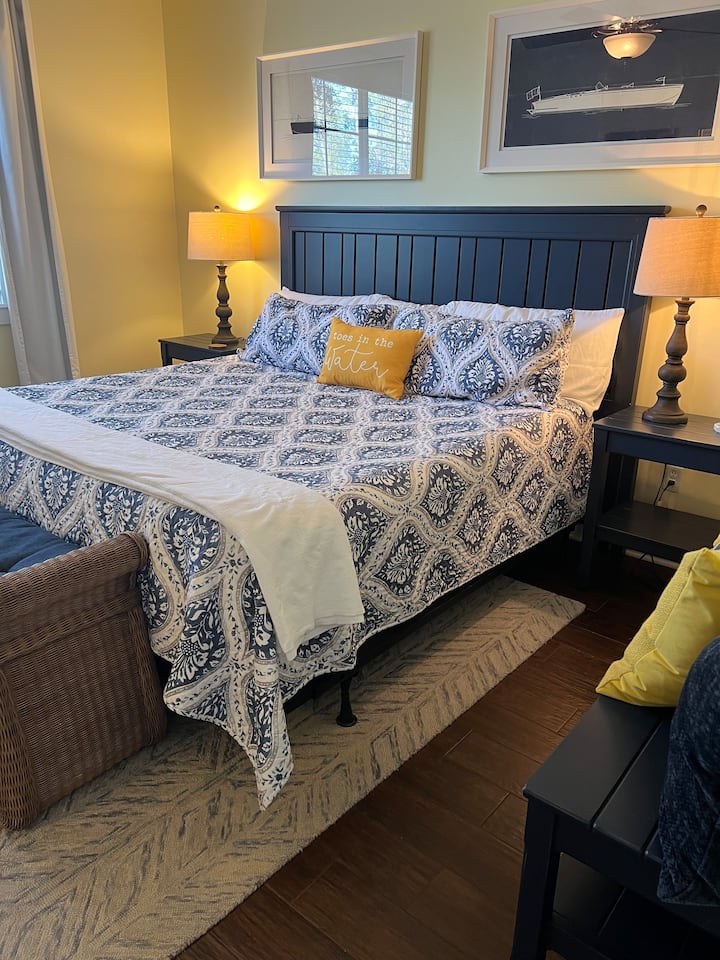 مفارش جديدة في غرفة النوم الرئيسية بحجم كينج في الطابق الأول 