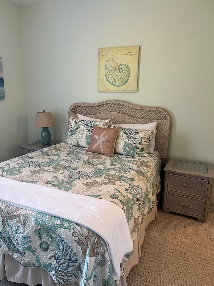 تحتوي غرفة النوم رقم 3 التي تضم سرير بحجم كوين على مفارش جميلة باللون المرجاني (الطابق الثاني)