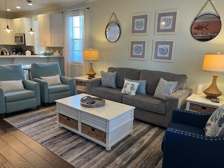 غرفة معيشة محدثة مع مقاعد تتسع لـ 6 أشخاص تتضمن أريكة نوم جديدة بحجم كوين. أسقف جميلة من اللوح الخشبي في جميع أنحاء الطابق الأول. 