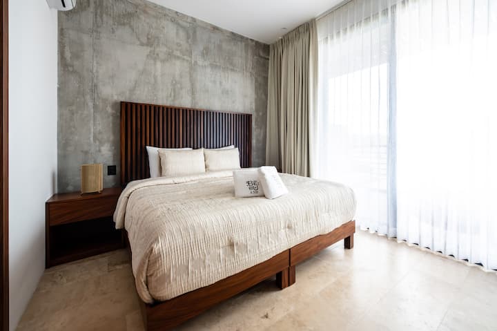 King size-säng, naturligt ljus och lugn atmosfär – din privata tillflyktsort i Tulum.