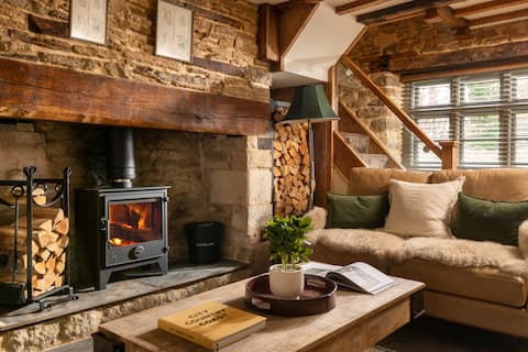 Homestead - Cosy Cotswolds Cottage with Hot Tub