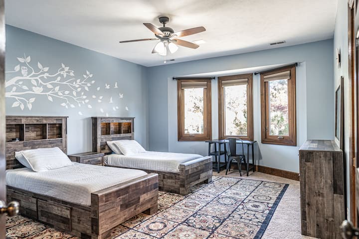 Dhomë gjumi dyshe me banjë të përbashkët (niveli i dytë) 