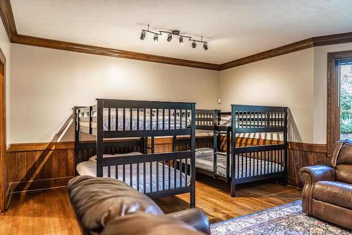 Dhoma me krevate marinarë ka katër krevate me madhësi të plotë (niveli kryesor) 