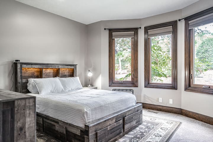 Dhomë gjumi me krevat dopio "queen" (niveli kryesor) 