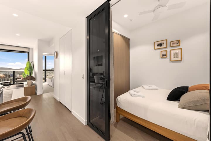 配备高品质的床上用品和毛绒床垫，将为您提供一个可爱的放松绿洲，让您休息。