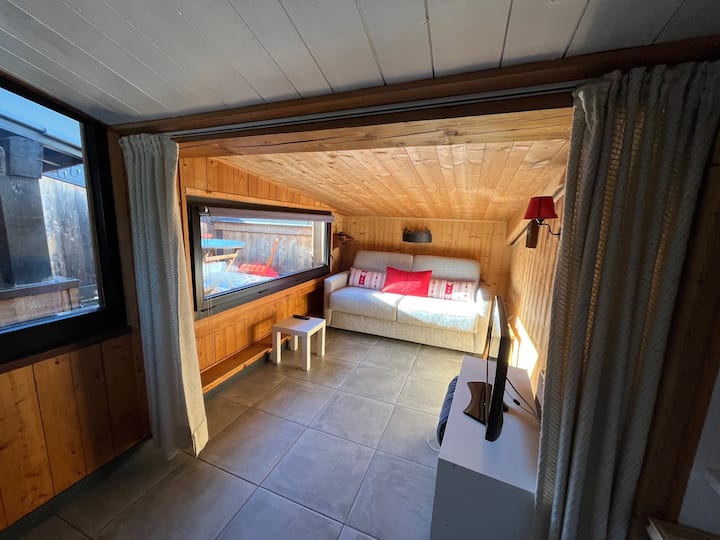 ห้องใต้หลังคามุมภูเขา (ความสูงระหว่าง 170 ซม. และ 140 ซม.) พร้อมเตียงโซฟาขนาด 140 x 200 ซม. และผ้าม่านเพื่อปิดพื้นที่ 