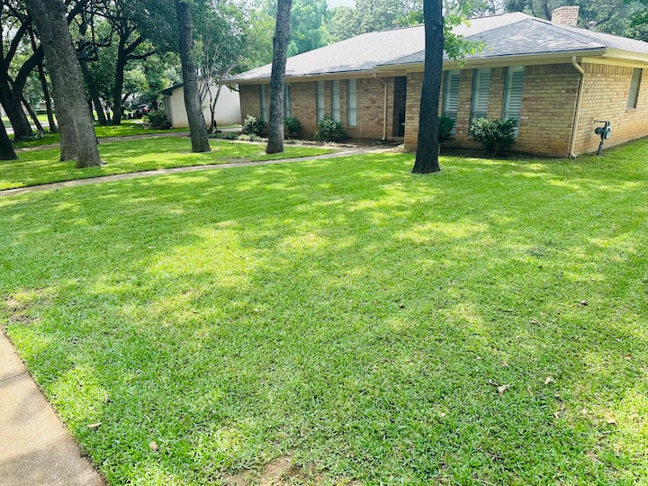 Nice Property Located In A Quiet Neighborhood. - Arlington, TX