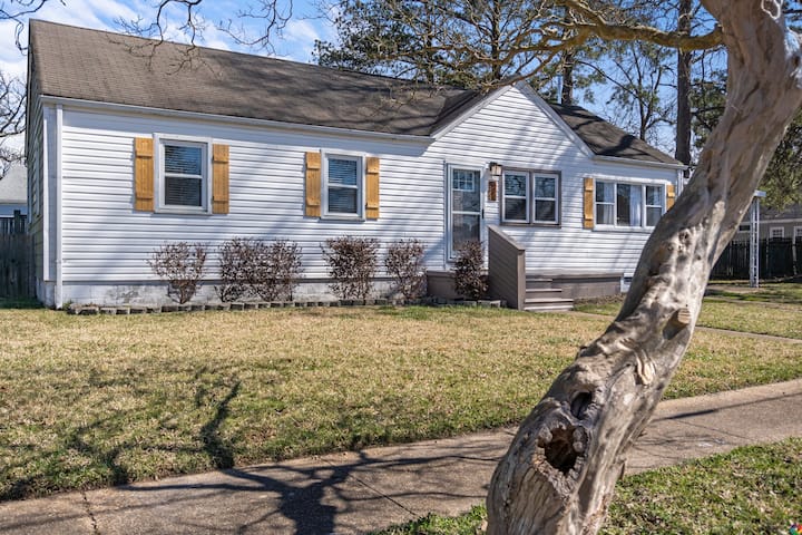 Perfect For Work Groups! 4 Parking Spaces! - Norfolk, VA