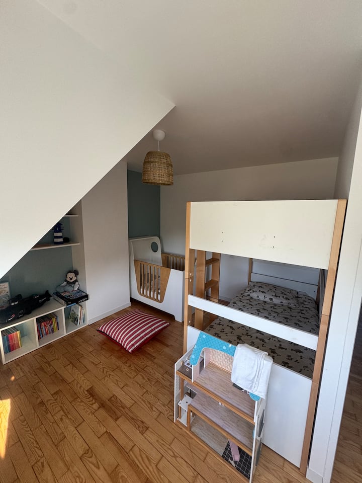 Dans cette chambre réservée aux enfants, vous trouverez un lit superposé ainsi qu'un lit bébé à barreaux.
Il y a également de multiples jeux et livres pour les occuper les jours de pluie 