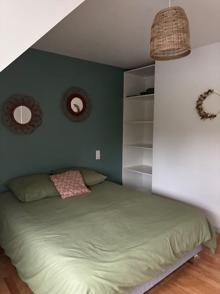 La deuxième chambre à l'étage possède un lit en 160cm ainsi que de nombreux rangements pour vos vêtements