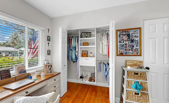 Tavolinë për zyrë me mundësinë për të vendosur 2 krevate dopio. 