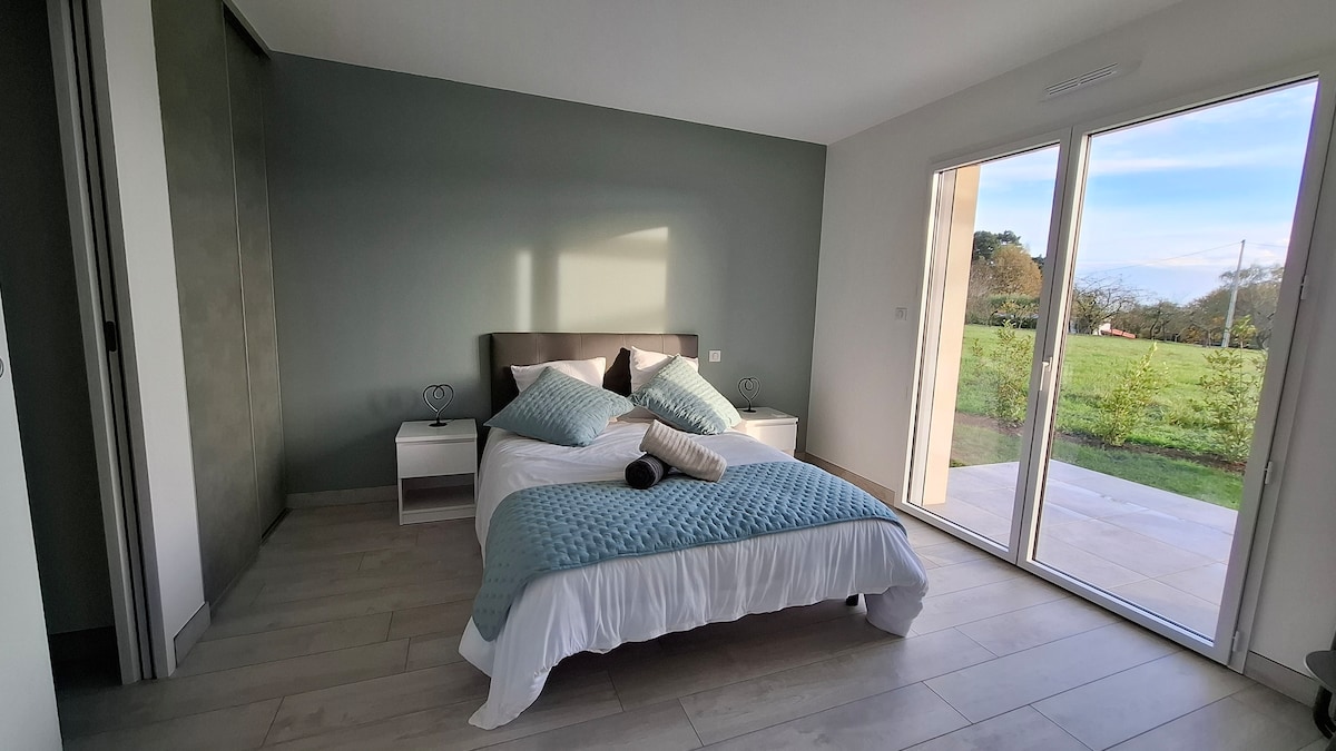 საძინებელი 140‑სმ‑იანი საწოლით, სააბაზანო 1‑ის პირდაპირი შესასვლელითა და ტერასით.