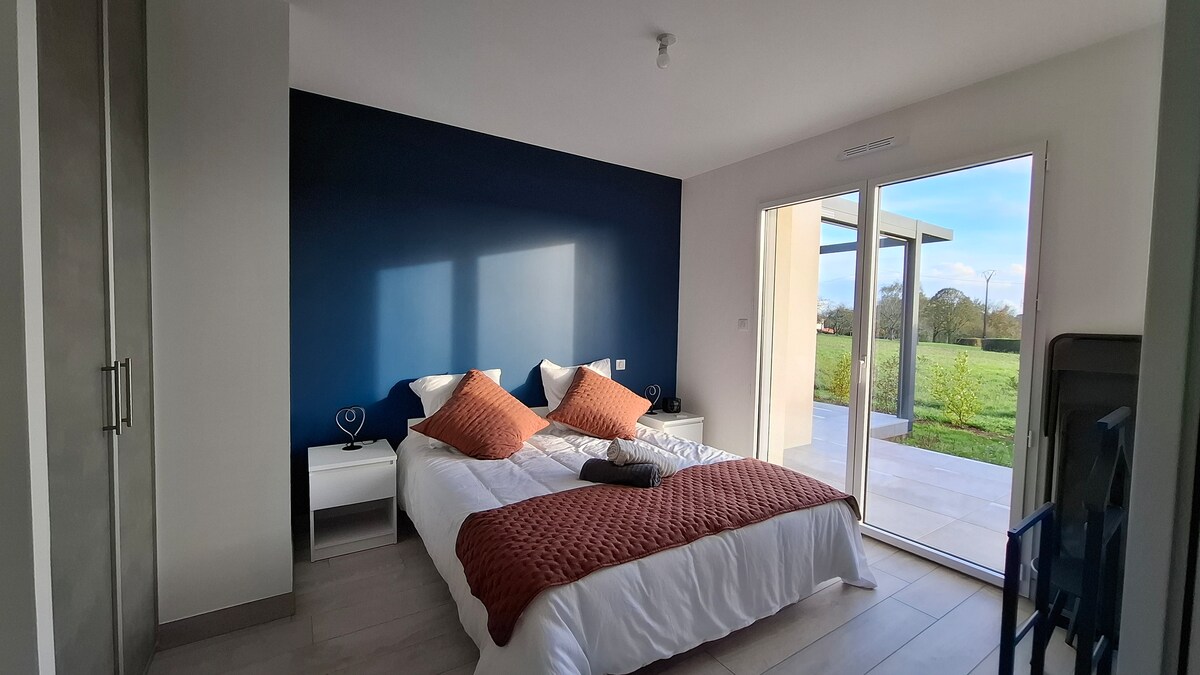 საძინებელი, რომლიდანაც პირდაპირ გადასვლაა 2‑ე სააბაზანოსა და ტერასაზე.
შესაძლო კონფიგურაციები: 160-სმიანი 1 საწოლი ან 80-სმიანი 2 საწოლი.