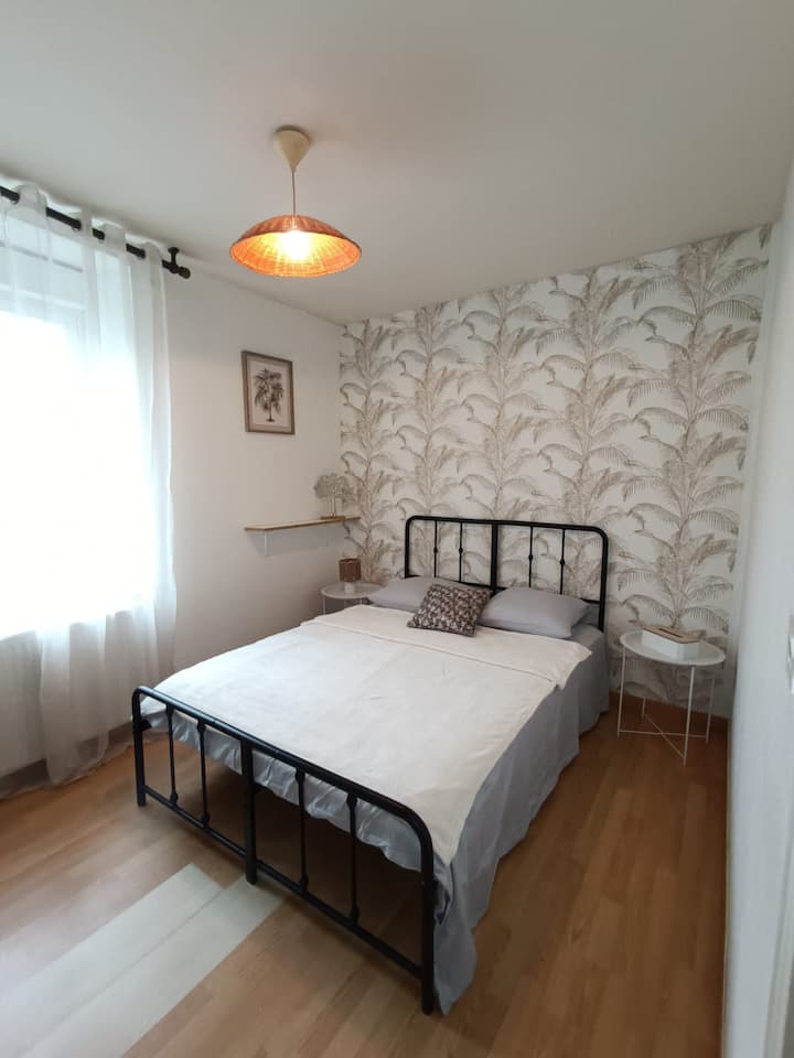 Bottenvåning sovrum dubbelsäng 140 x 200 cm 
