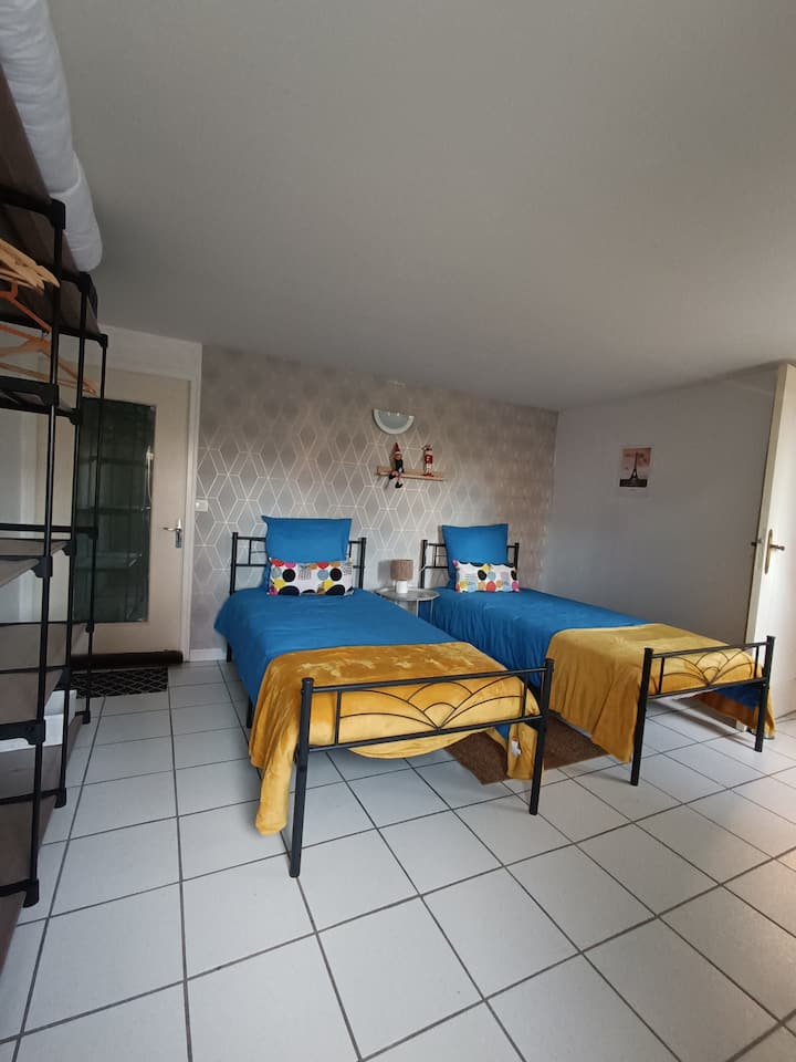 bottenvåning sovrum två enkelsängar 
90 x 200 cm