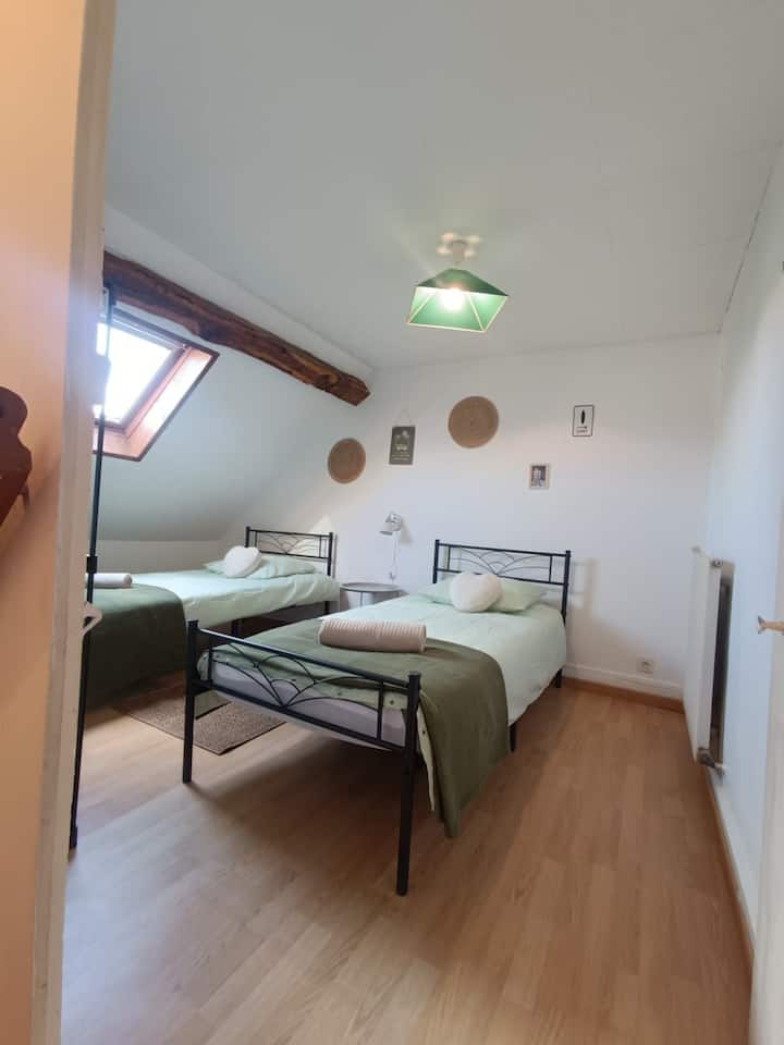 två enkelsängar på 90 x 200 cm 
övervåning 