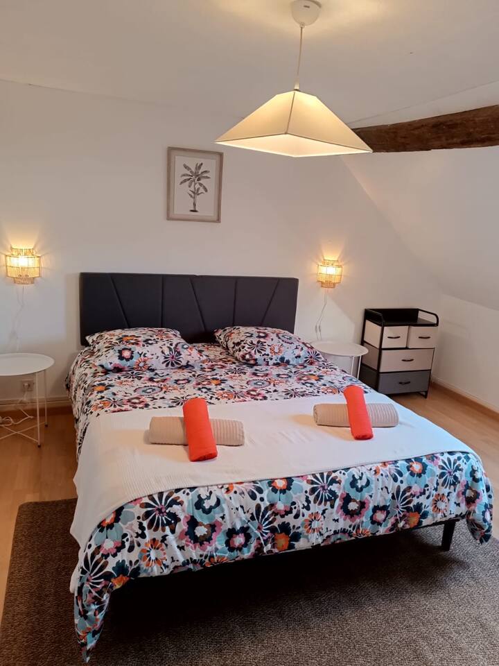 queen bed 160x200 
stängd babysäng 
övervåning 