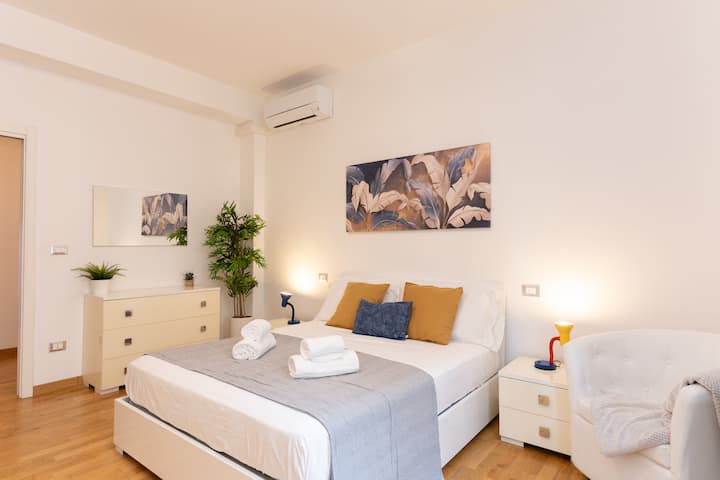 时尚宽敞的主卧套房，配备便利设施，让您轻松入住