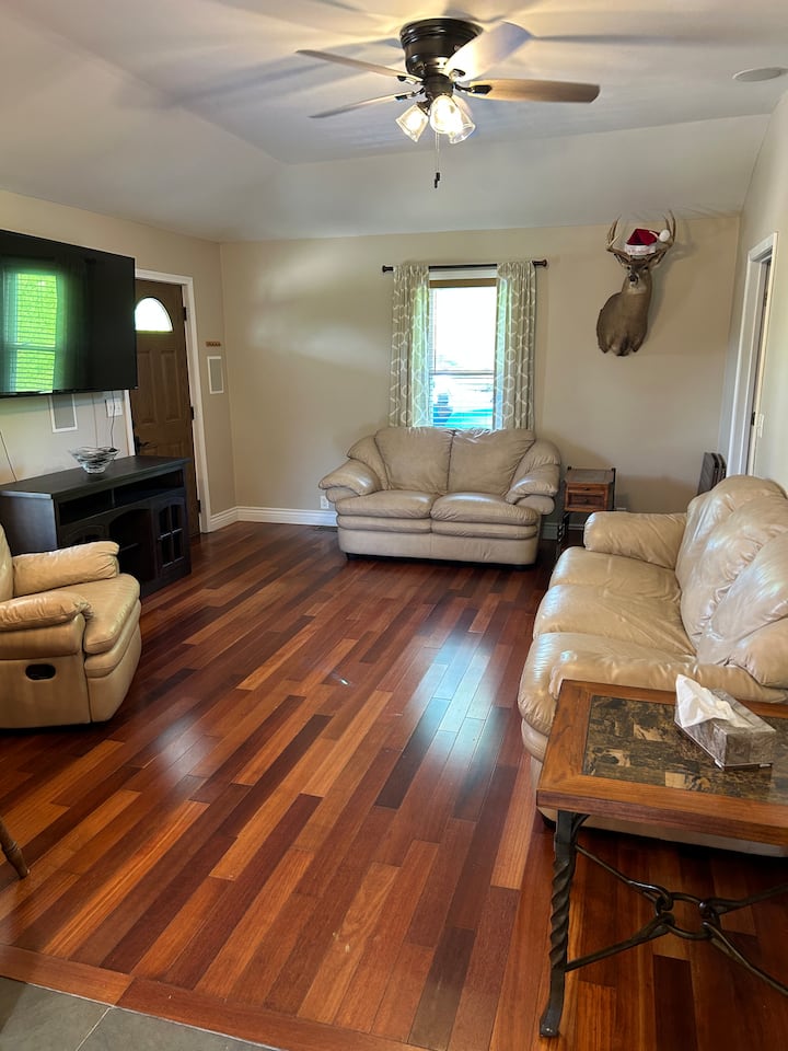 Vincennes First Airbnb - Vincennes, IN