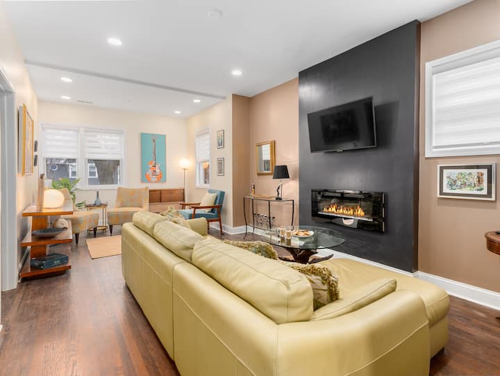 Superhost ~ Gorgeous Spacious Condo Near Downtown - Evanston, IL