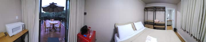 dormitorio y balcón en una foto panorámica