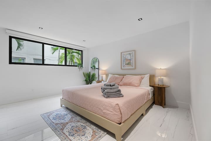 Quiet Residential Home Near Bal Harbour Beach - Surfside, FL