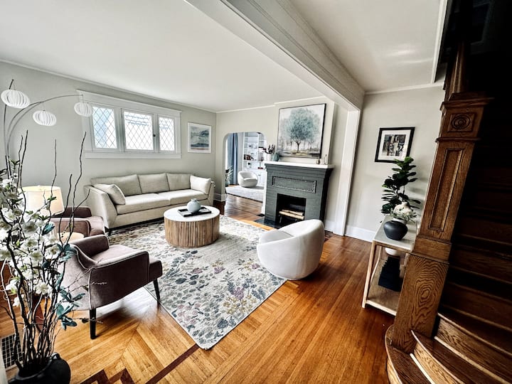 Charming English Cottage Near Downtown Titusville - Titusville, PA