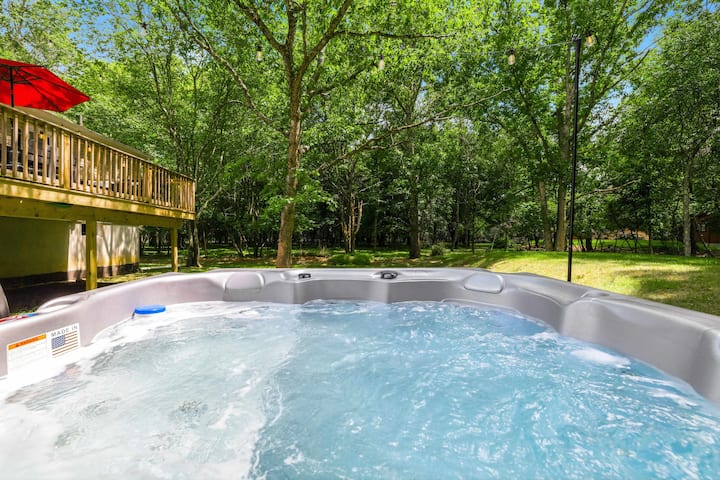 Poconos Basecamp | Pickleball, Hot Tub & Sauna