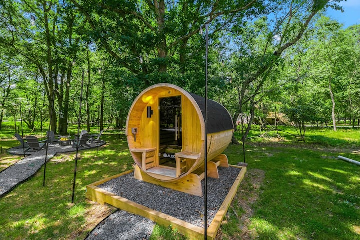Poconos Basecamp | Pickleball, Hot Tub & Sauna