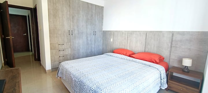 พักผ่อนในห้องที่กว้างขวางและสงบ️✨ การออกแบบที่สะอาด แสงธรรมชาติ และเตียงนอนสบายเชิญชวนให้คุณพักผ่อนและเติมพลัง