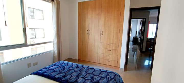 ห้องพักสว่างและอบอุ่น เหมาะสำหรับการพักผ่อน อ่านหนังสือ และเพลิดเพลินกับความเงียบสงบหลังจากไปชายหาดมาทั้งวัน