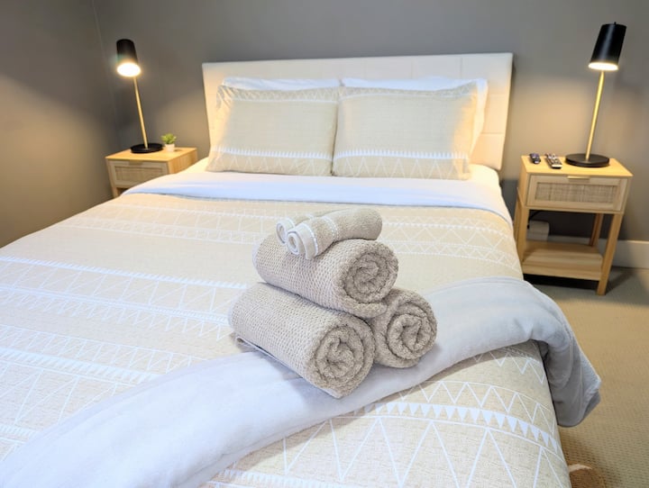 გსურთ, კარგად დაისვენოთ? ისიამოვნეთ ჩვენი მაღალი ხარისხის საწოლით (152×203 სმ) და რბილი საბნით.