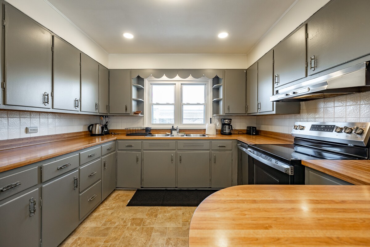 Modern 3BR Home Minutes from Campus & Restaurants