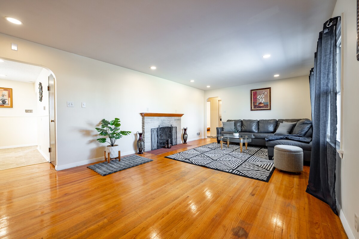 Modern 3BR Home Minutes from Campus & Restaurants