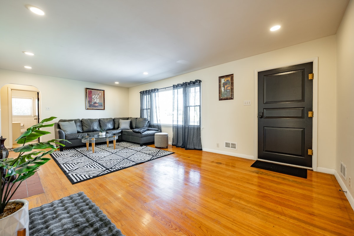 Modern 3BR Home Minutes from Campus & Restaurants