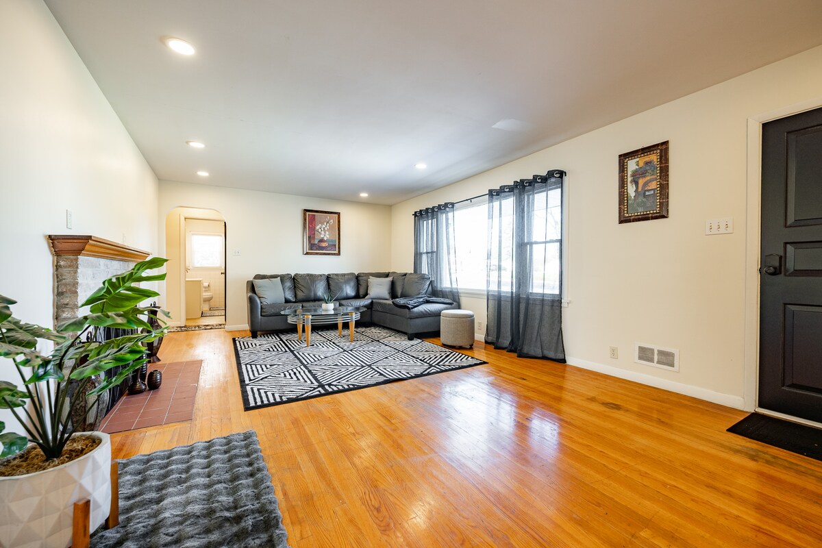 Modern 3BR Home Minutes from Campus & Restaurants
