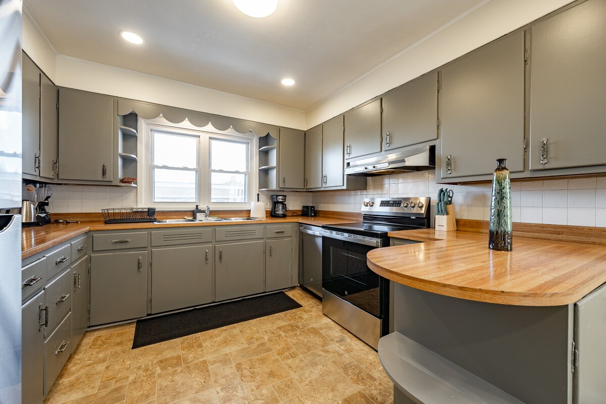 Modern 3BR Home Minutes from Campus & Restaurants
