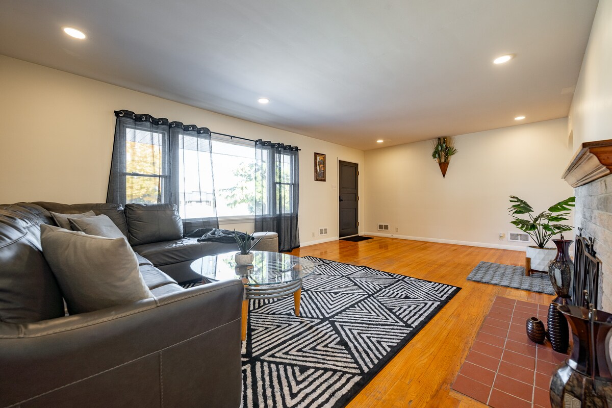 Modern 3BR Home Minutes from Campus & Restaurants
