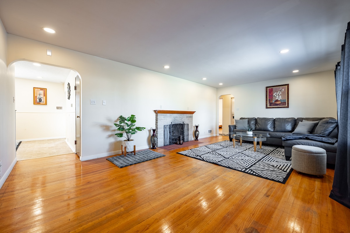 Modern 3BR Home Minutes from Campus & Restaurants