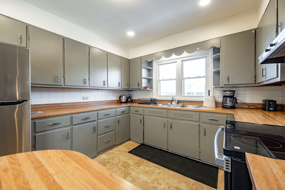 Modern 3BR Home Minutes from Campus & Restaurants