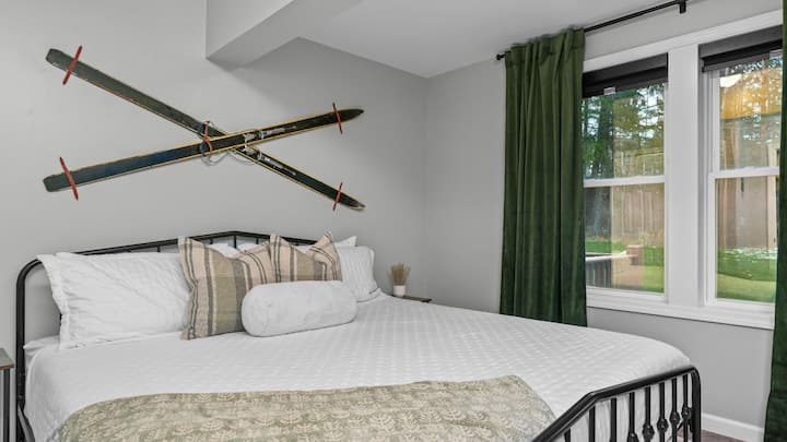 Отпуснете се в спокойна спалня с голямо двойно легло с мек и удобен матрак. Осигурени са допълнителни спално бельо и възглавници, създаващи спокойно пространство, където можете да се отпуснете и да се възстановите.