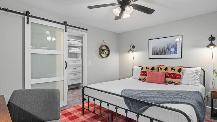 Потопете се в огромното легло за спокоен сън върху удобен матрак и луксозни чаршафи.  Независимо от сезона, на разположение има допълнителни възглавници и одеяла. 