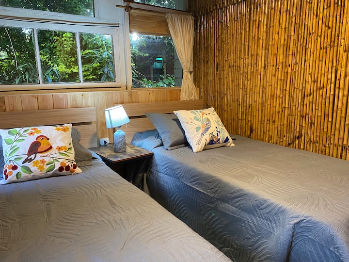 ממוקם בקומה הראשונה