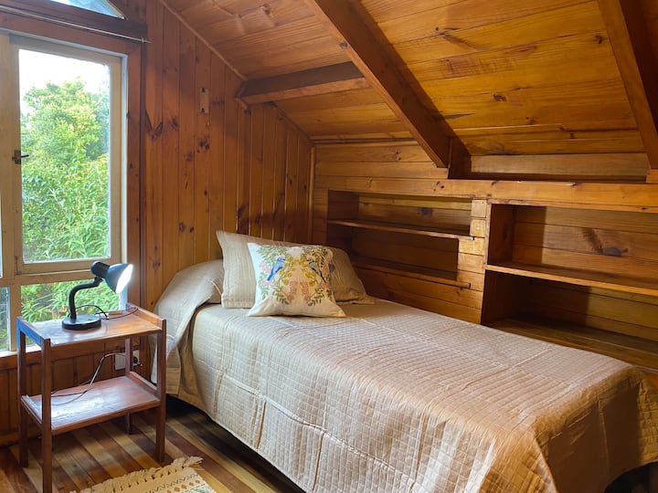 ממוקמת בקומה השנייה הכניסה דרך חדר 5.