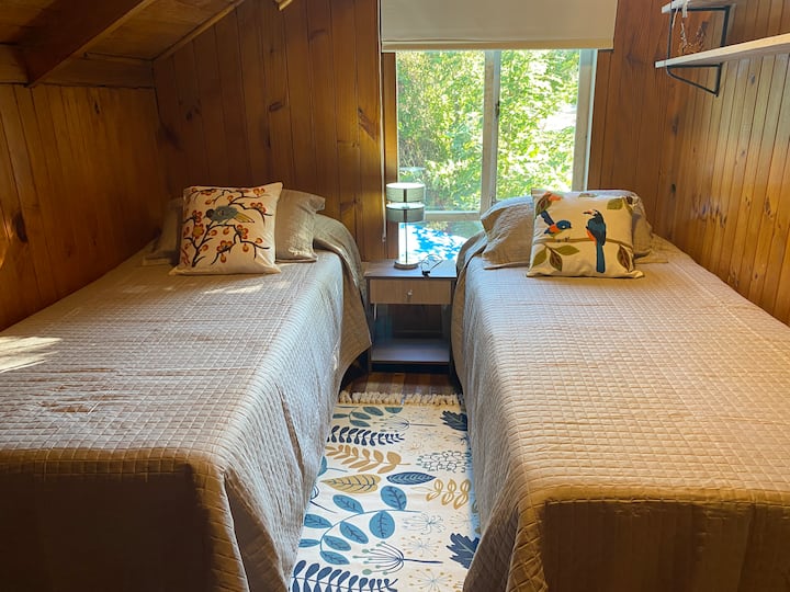 ממוקמת בקומה השנייה זה מתחבר לחדר 6.