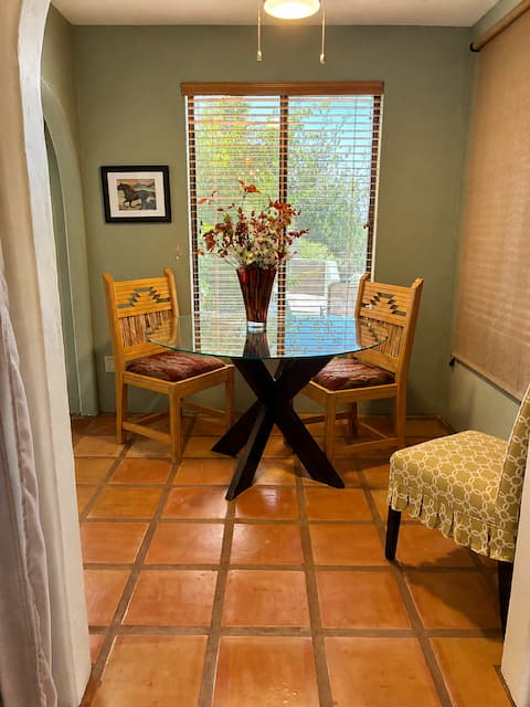 Top Airbnb: Casita Solace- Private Hot Tub, Deck, & King Bed in Village Of Oak Creek (Big Park)