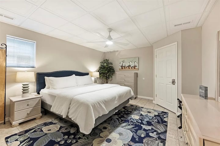 Má vlastnú kúpeľňu, ktorú zdieľa so spálňou 5