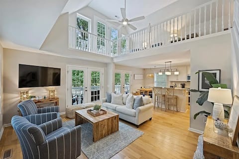 Successful Airbnb property: Luxurious Waterfront Home | Sleeps 12 | 5 Bedrooms in Mooresville