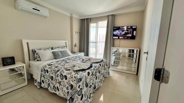 Manželská posteľ Queen, 50-palcová TV, klimatizácia, kúpeľňa a súkromný balkón.